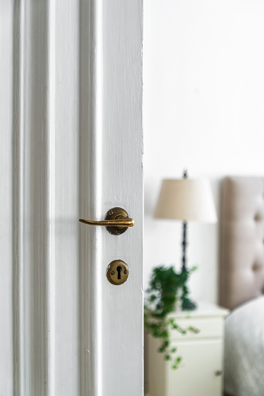 old-lock-knob-white-wooden-door-room-lights_web