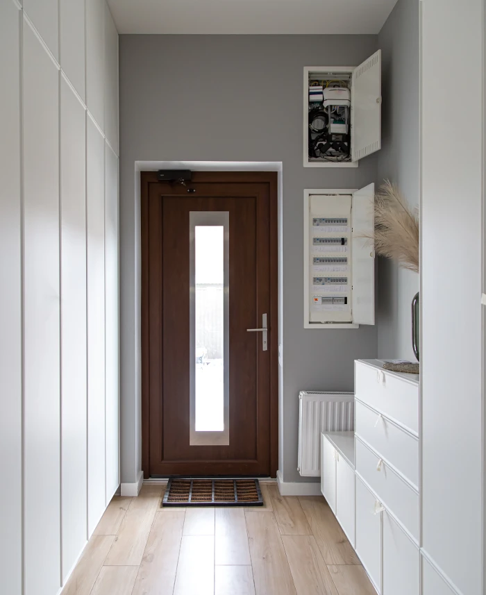 close-up-wooden-door-hallway-style-minimalism(3)_klein_web